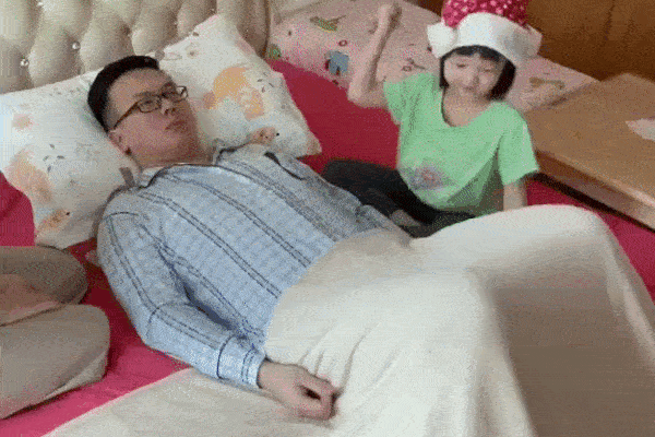 Ông bố chiều con nhất quả đất: Nghe nói con gái thích Hello Kitty, bố liền thay giao diện ô tô bằng màu hồng của cô mèo nhiều fan nữ số 1 thế giới-2