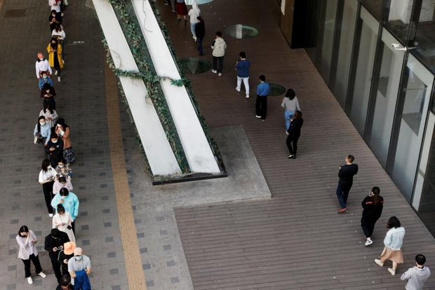 Cảnh tượng dòng người chờ lấy mẫu trong chiến dịch xét nghiệm Covid-19 lớn nhất Bắc Kinh-10