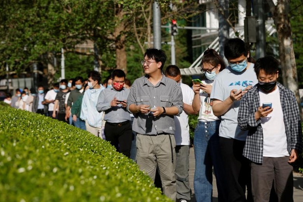 Cảnh tượng dòng người chờ lấy mẫu trong chiến dịch xét nghiệm Covid-19 lớn nhất Bắc Kinh-11