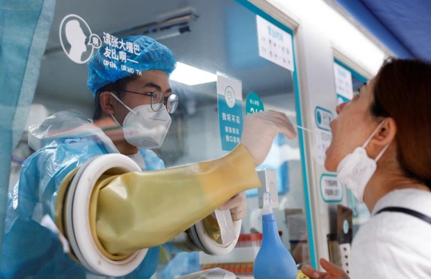 Cảnh tượng dòng người chờ lấy mẫu trong chiến dịch xét nghiệm Covid-19 lớn nhất Bắc Kinh-6