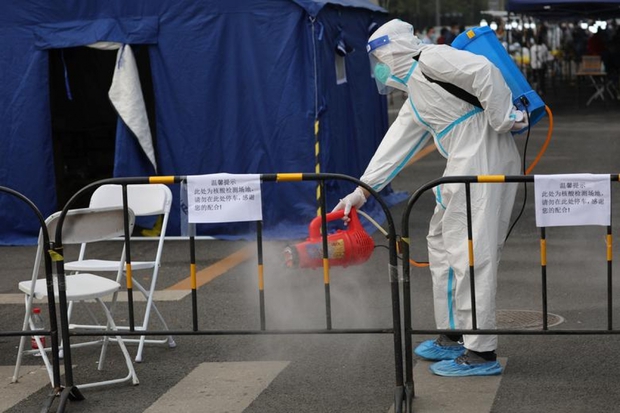 Cảnh tượng dòng người chờ lấy mẫu trong chiến dịch xét nghiệm Covid-19 lớn nhất Bắc Kinh-9