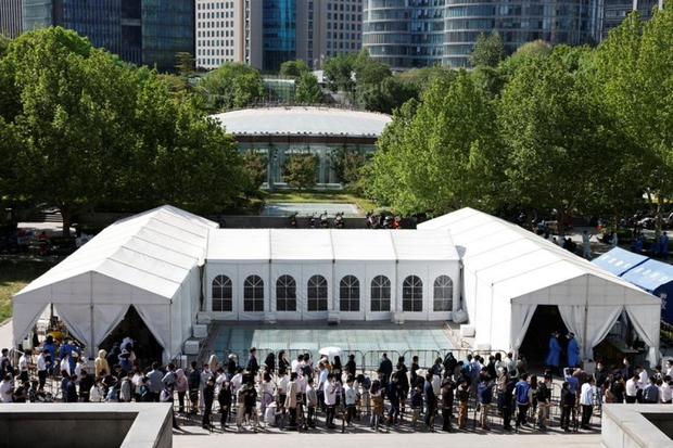 Cảnh tượng dòng người chờ lấy mẫu trong chiến dịch xét nghiệm Covid-19 lớn nhất Bắc Kinh-12