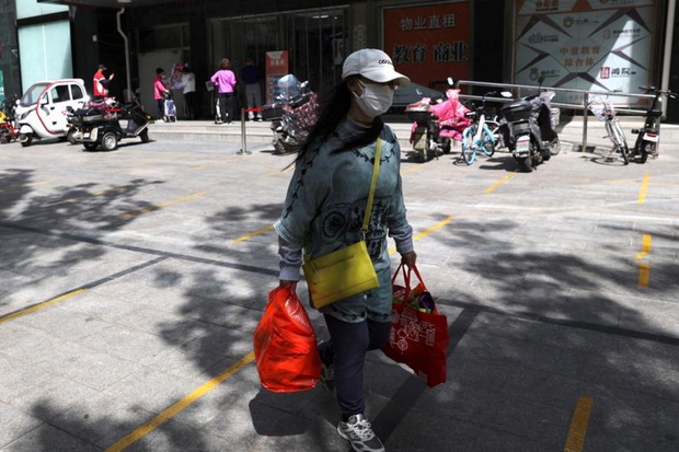 Cảnh tượng dòng người chờ lấy mẫu trong chiến dịch xét nghiệm Covid-19 lớn nhất Bắc Kinh-14