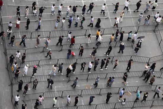 Cảnh tượng dòng người chờ lấy mẫu trong chiến dịch xét nghiệm Covid-19 lớn nhất Bắc Kinh