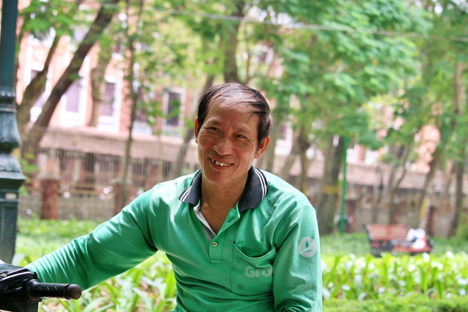 Gặp lại người cha 10 năm sống trong ống cống nuôi 2 con đỗ thủ khoa đại học ở Hà Nội: Tôi không còn ở cống nữa rồi-1