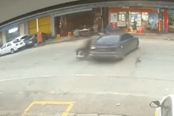 Lao như tên bắn, xe máy kẹp 4 cắm thẳng vào sườn ô tô đang quay đầu