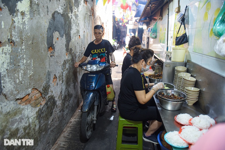 Quán bún chả 23 năm nằm nép trong ngõ chật, ngày bán 500 suất tại Hà Nội-1