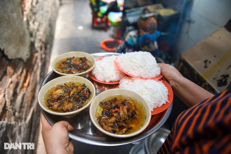 Quán bún chả 23 năm nằm nép trong ngõ chật, ngày bán 500 suất tại Hà Nội-10