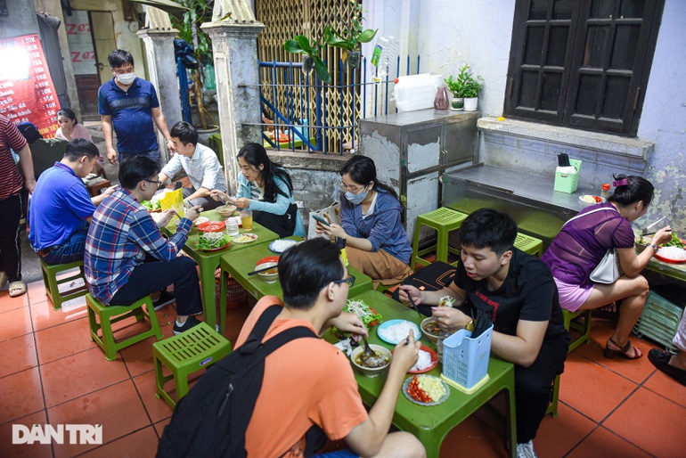 Quán bún chả 23 năm nằm nép trong ngõ chật, ngày bán 500 suất tại Hà Nội-2