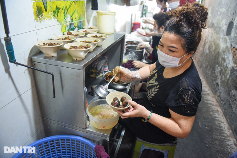 Quán bún chả 23 năm nằm nép trong ngõ chật, ngày bán 500 suất tại Hà Nội-3