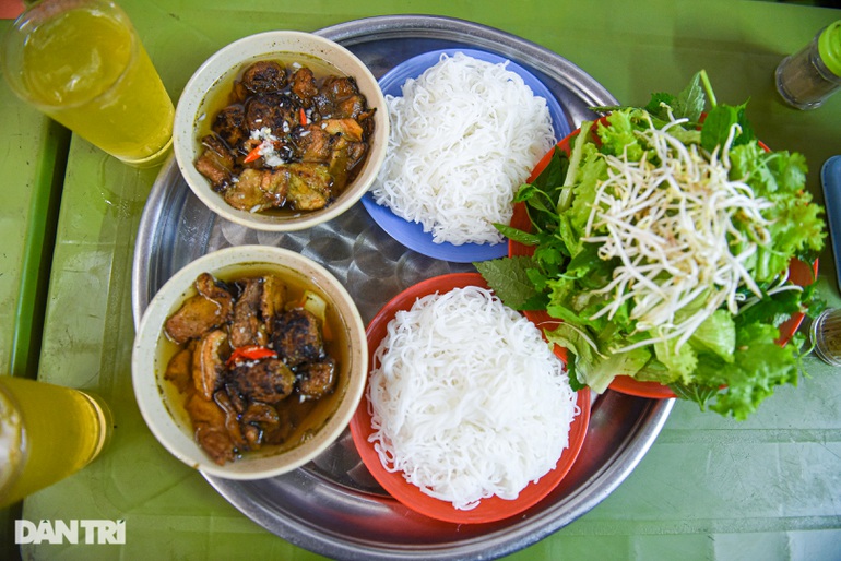 Quán bún chả 23 năm nằm nép trong ngõ chật, ngày bán 500 suất tại Hà Nội-7