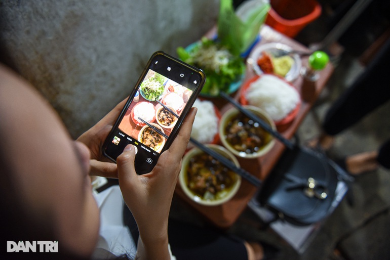 Quán bún chả 23 năm nằm nép trong ngõ chật, ngày bán 500 suất tại Hà Nội-8