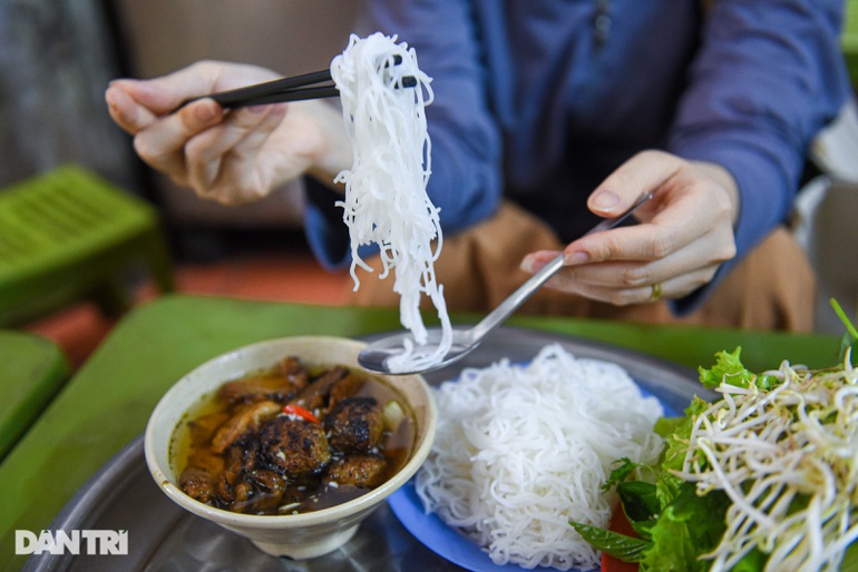 Quán bún chả 23 năm nằm nép trong ngõ chật, ngày bán 500 suất tại Hà Nội-9