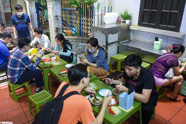 Chỉ mở buổi sáng, quán phở 70 tuổi vẫn bán hết veo hơn 300 bát-10