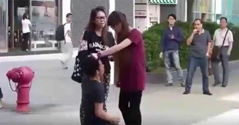 Clip: Cô gái bắt bạn trai quỳ giữa phố rồi túm tóc, tát bôm bốp chất vấn Tại sao anh dám đưa cô ta về nhà?-1