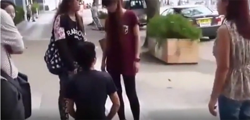 Clip: Cô gái bắt bạn trai quỳ giữa phố rồi túm tóc, tát bôm bốp chất vấn Tại sao anh dám đưa cô ta về nhà?-2