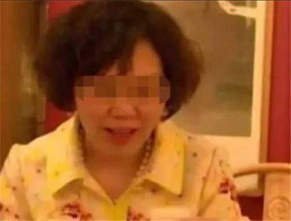 Phải lòng nam thanh niên 25 tuổi, người phụ nữ 56 tuổi sốc nặng khi phát hiện sự thật đằng sau-1