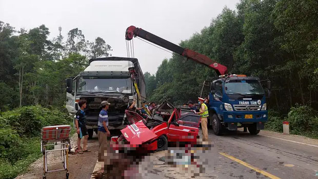 Gia đình 4 người gặp nạn sau va chạm nghiêm trọng: 1 người tử vong, 3 người nguy kịch-2