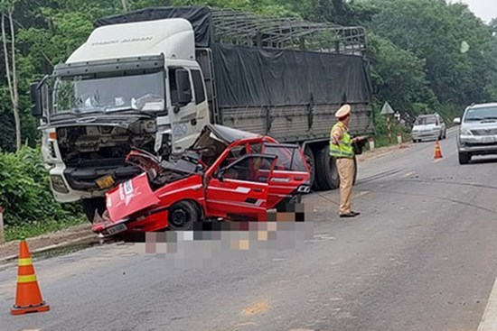 Gia đình 4 người gặp nạn sau va chạm nghiêm trọng: 1 người tử vong, 3 người nguy kịch