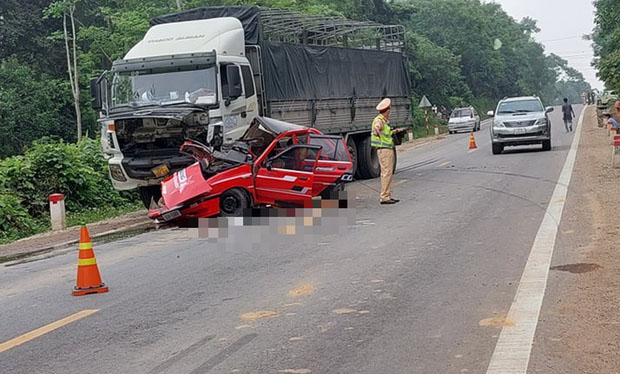 Gia đình 4 người gặp nạn sau va chạm nghiêm trọng: 1 người tử vong, 3 người nguy kịch-1