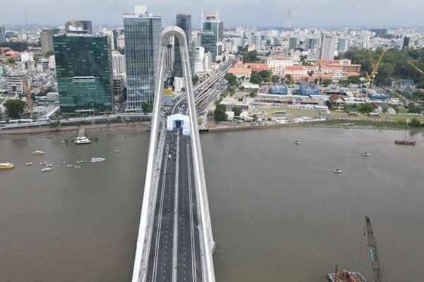 Cầu Thủ Thiêm 2 bị xịt sơn, vẽ bẩn-13