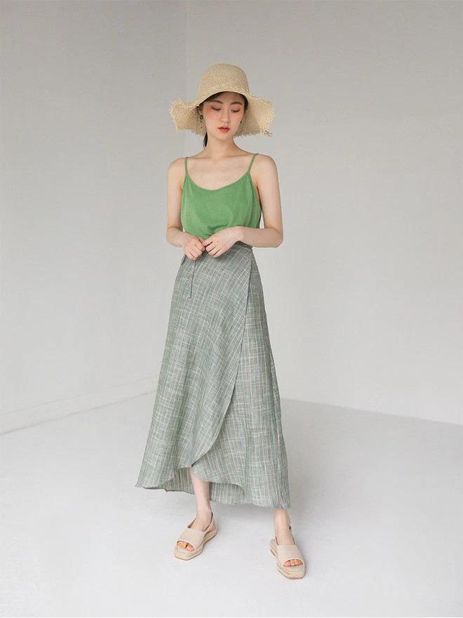 Muôn kiểu mix đồ với chân váy midi chuẩn trend mùa hè-6