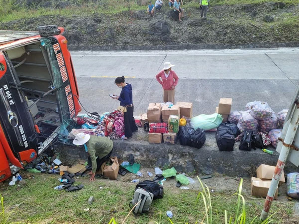 Lật xe khách chở 25 người ở Quảng Nam-3