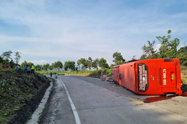 Xe khách lật trên quốc lộ ở Ninh Bình, ít nhất 4 người chết-2