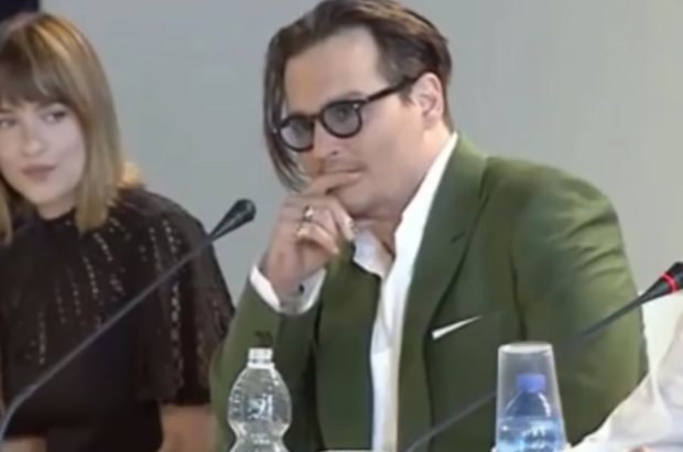 Hot lại clip Johnny Depp bị phát hiện vết thương ở ngón tay đúng 7 năm trước, thái độ của tài tử khiến netizen cảm thương-4