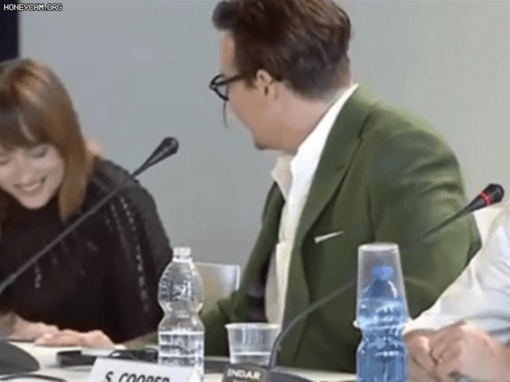 Hot lại clip Johnny Depp bị phát hiện vết thương ở ngón tay đúng 7 năm trước, thái độ của tài tử khiến netizen cảm thương-3