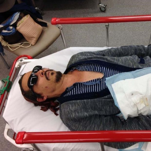 Hot lại clip Johnny Depp bị phát hiện vết thương ở ngón tay đúng 7 năm trước, thái độ của tài tử khiến netizen cảm thương-5