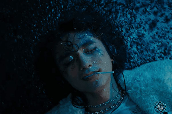 Sơn Tùng đạo từ tóc Daesung, đụng áo Lisa, nhái diễn xuất GD-8