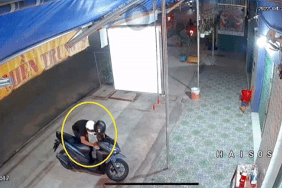 Clip: Mon men đến trộm xe máy, người đàn ông bị chủ xe cầm ghế phang thẳng mặt