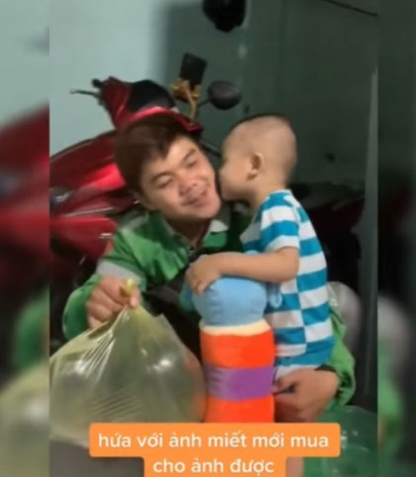 Xúc động khoảnh khắc ông bố xe ôm tặng quà cho cậu con trai nhỏ, em bé ôm hôn bố thay lời cảm ơn-2
