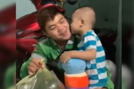 Xúc động khoảnh khắc ông bố xe ôm tặng quà cho cậu con trai nhỏ, em bé ôm hôn bố thay lời cảm ơn