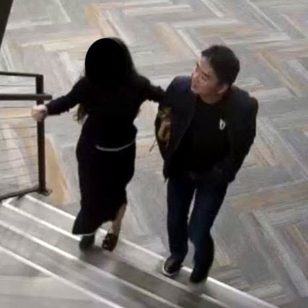 Ngoài cựu Chủ tịch Taobao, một tỷ phú công nghệ khác cũng tơi bời sự nghiệp vì ‘tiểu tam’: Bê bối ngoại tình, tấn công tình dục nhiều nữ sinh, khiến công ty lao dốc không phanh-9