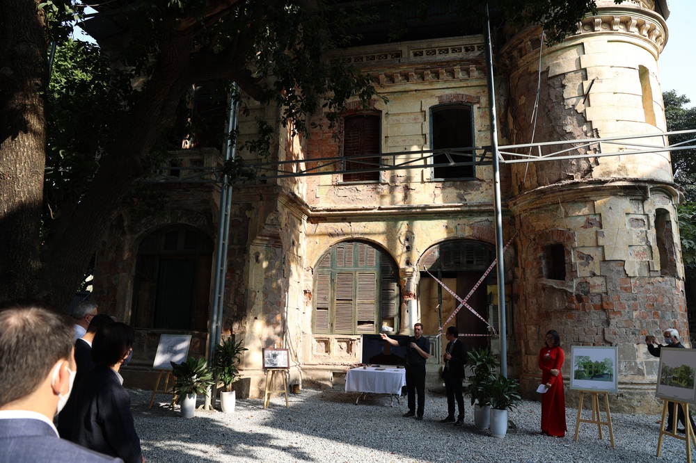 Bên trong căn biệt thự Pháp cổ hoang tàn rộng gần 1.000m2 trên khu đất kim cương 2 mặt tiền ở Hà Nội-1