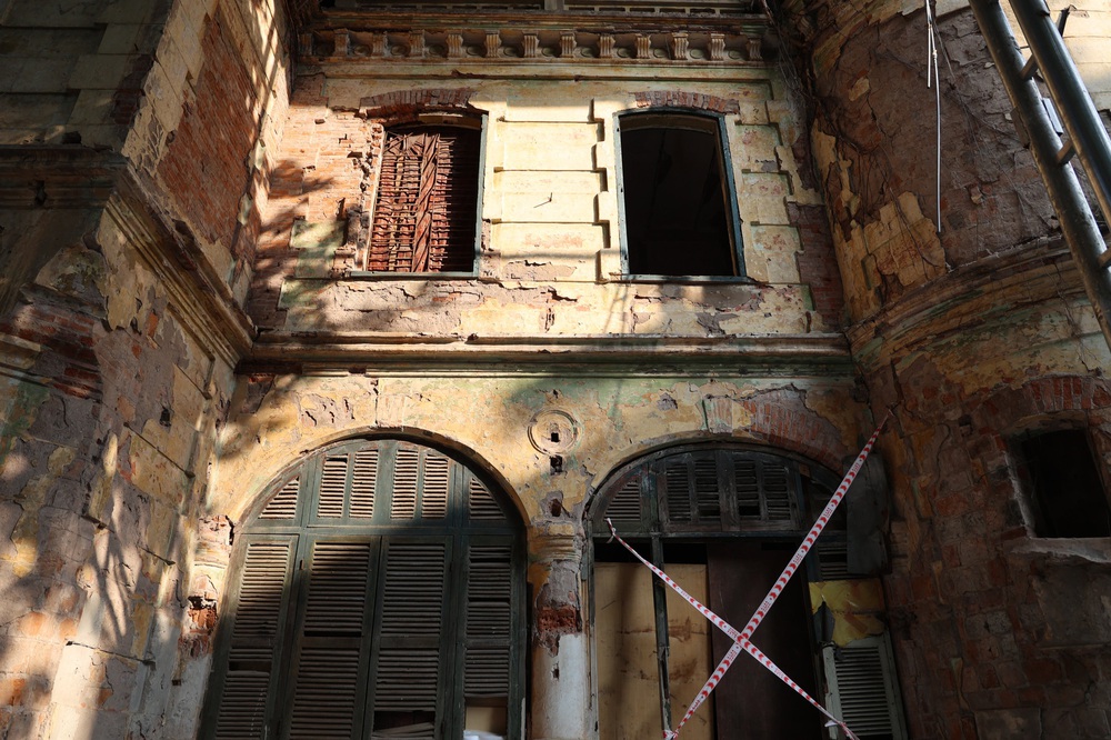 Bên trong căn biệt thự Pháp cổ hoang tàn rộng gần 1.000m2 trên khu đất kim cương 2 mặt tiền ở Hà Nội-2