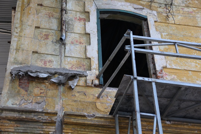 Bên trong căn biệt thự Pháp cổ hoang tàn rộng gần 1.000m2 trên khu đất kim cương 2 mặt tiền ở Hà Nội-4