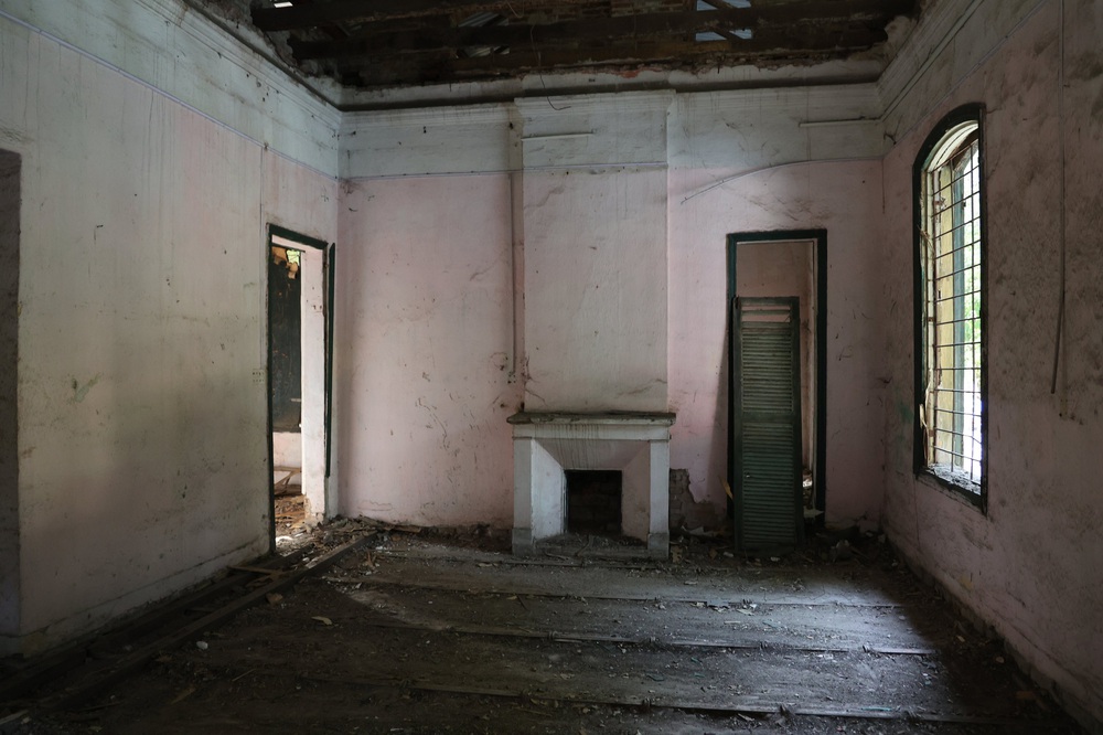 Bên trong căn biệt thự Pháp cổ hoang tàn rộng gần 1.000m2 trên khu đất kim cương 2 mặt tiền ở Hà Nội-8