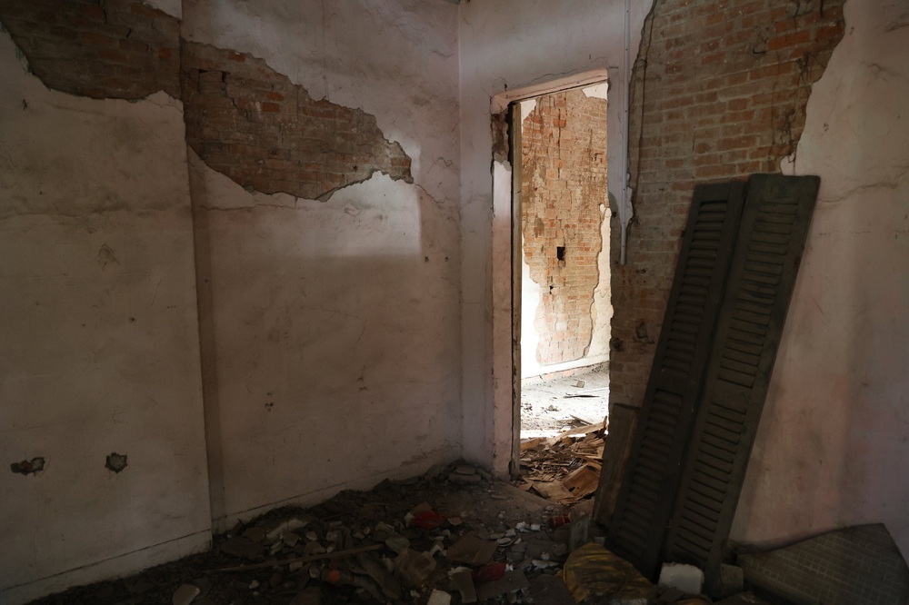 Bên trong căn biệt thự Pháp cổ hoang tàn rộng gần 1.000m2 trên khu đất kim cương 2 mặt tiền ở Hà Nội-12