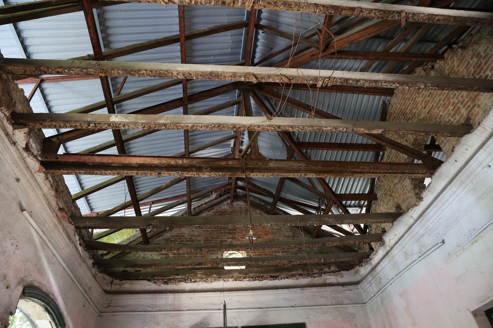 Bên trong căn biệt thự Pháp cổ hoang tàn rộng gần 1.000m2 trên khu đất kim cương 2 mặt tiền ở Hà Nội-9