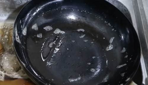 Phần đáy nồi bị cháy, hướng dẫn bạn một phương pháp đơn giản, dù cháy đen đặc sệt cũng sạch bóng trong vòng 3 phút-4
