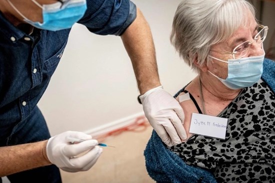 Quốc gia đầu tiên dừng tiêm vaccine Covid-19