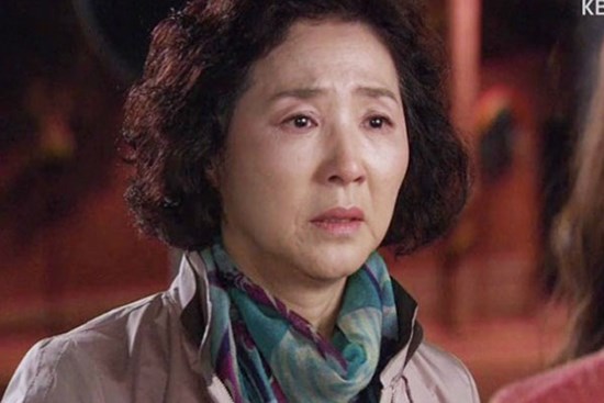 Sinh nhật mẹ chồng, các con đều tặng quà đắt đỏ nhưng bà lại lấy ra một hộp đầy vàng khiến chúng tôi phải lén lau nước mắt