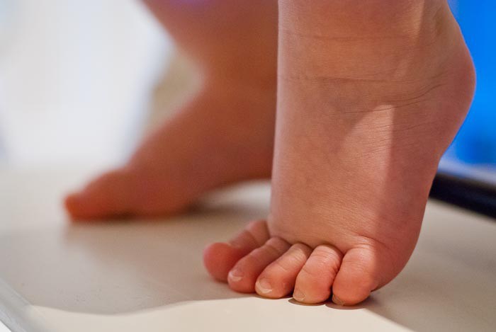 Trẻ đi giày sớm” và trẻ luôn đi chân đất” có sự khác biệt ở IQ và 2 điểm này khi lớn lên-2