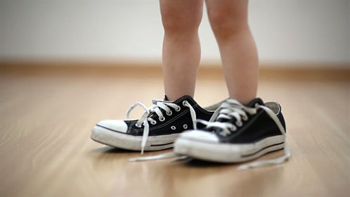 Trẻ đi giày sớm” và trẻ luôn đi chân đất” có sự khác biệt ở IQ và 2 điểm này khi lớn lên-3
