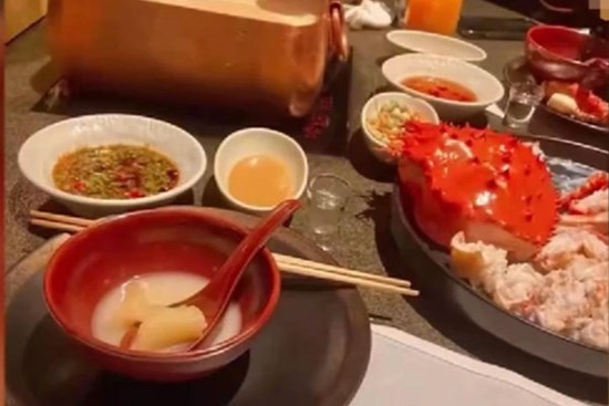 Lần đầu hẹn hò, cô gái gọi bữa gần trăm triệu, chàng trai tính kế