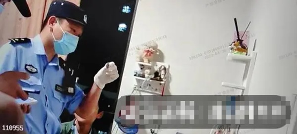 Bố báo cảnh sát vì phát hiện con trai hì hục trong phòng với những viên thuốc màu, lực lượng chức năng ập đến mới chưng hửng trước hiện trường-1