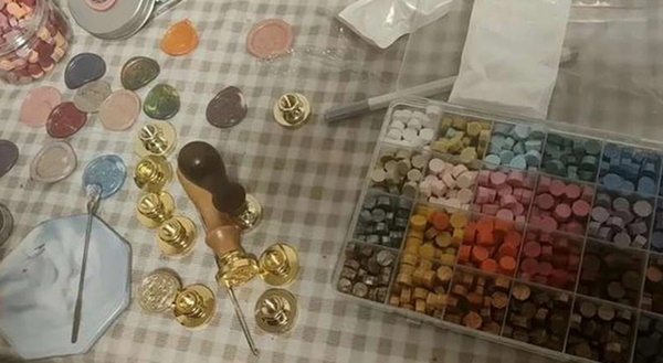 Bố báo cảnh sát vì phát hiện con trai hì hục trong phòng với những viên thuốc màu, lực lượng chức năng ập đến mới chưng hửng trước hiện trường-2